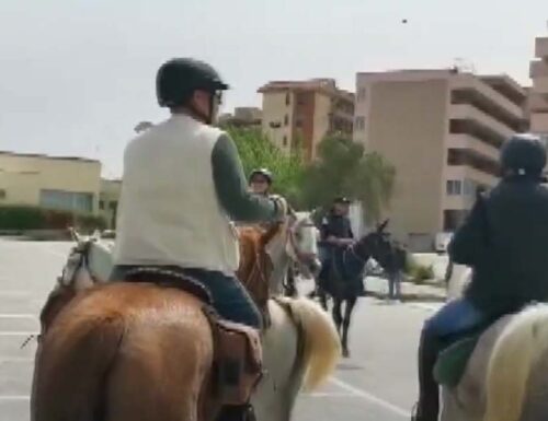 Alcamo: Cavalli in marcia per l’ospedale, in sella anche bimba di 7 anni.