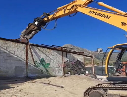 Castellammare del Golfo: avviata demolizione di un immobile alla spiaggia Playa.