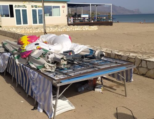 Castellammare del Golfo: in atto il riordino della spiaggia Playa, grazie alla polizia di Stato che ha garantito l’ordine pubblico nell’operazione di controllo con la polizia municipale.